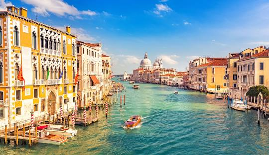 Descubre Venecia temprano en la mañana.